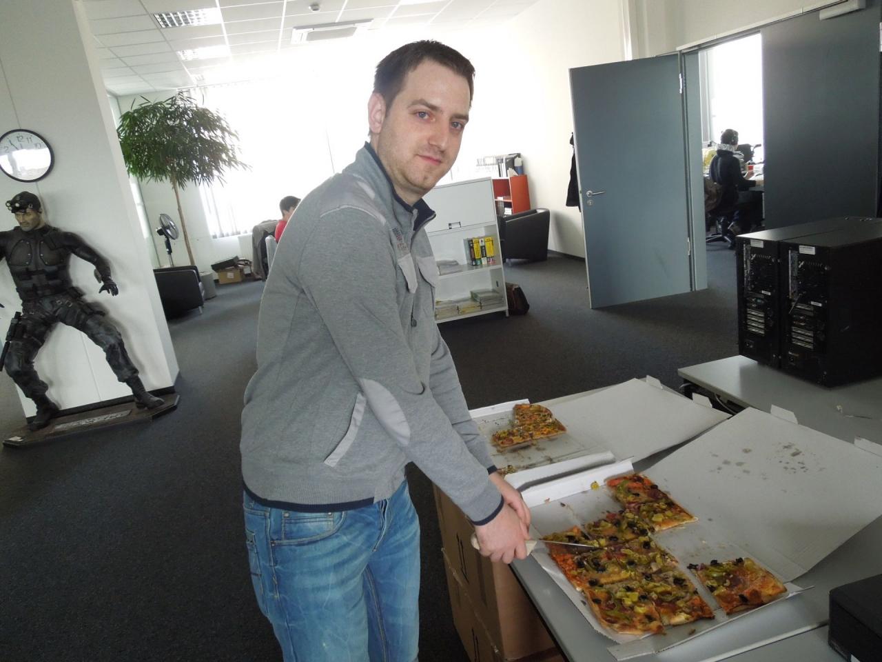 [04/10/2013] Als (laut Pass) Italiener hat Reinhard eine besondere Begabung dafür, Pizzen zu zerteilen. Dieses Talent konnte er am Dienstag beweisen, seinem ersten Tag als Redakteur (vorher: Volontär).