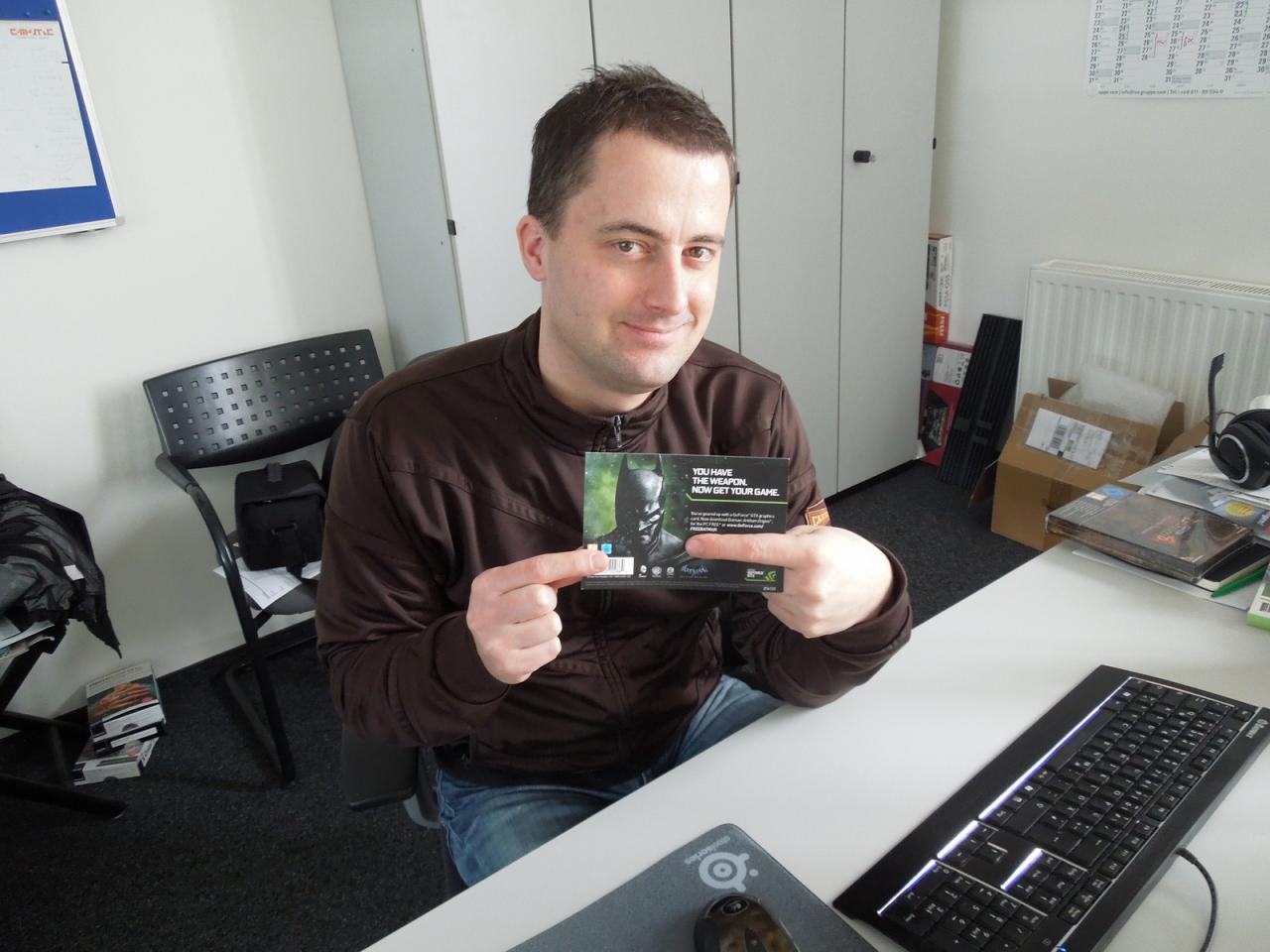 [18/10/2013] Unser Chef outet sich hier als bekennender Batman-Fan und was liegt da näher als sich auch gleich schon mal einen Steam-Code für das kommen Batman: Arkham Origins zu sichern. Und damit Sie nicht auf die verwegene Idee kommen dem Meister den Code per Lupenfunktion zu stibitzen, deckt er ihn mit einer gekonnten Fingerhaltung zur Sicherheit mal ab.