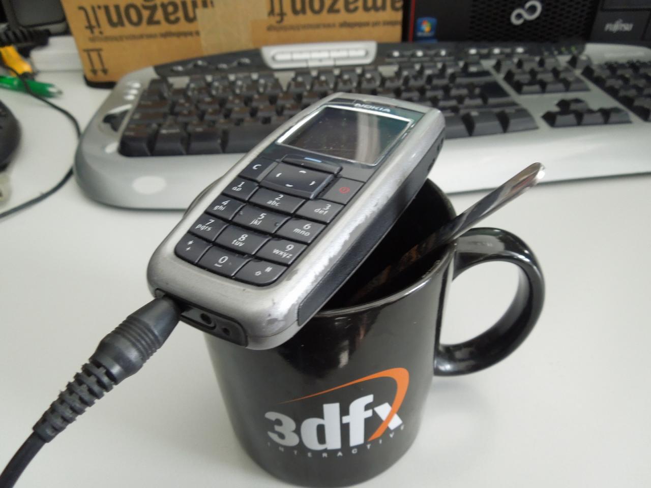 [18/10/2013] Wem gehört denn dies antiquare Kommunikationsgerät? Ja, Sie sehen richtig, es ist Raffs Handy, das wir auf seine Lieblings-Devotionalie platziert haben. Mal ehrlich, hätten Sie geglaubt, dass Raff, der in puncto Hardware nur das Beste vom Besten und das Schnellste vom Schnellen gewohnt ist, noch mit so einem 