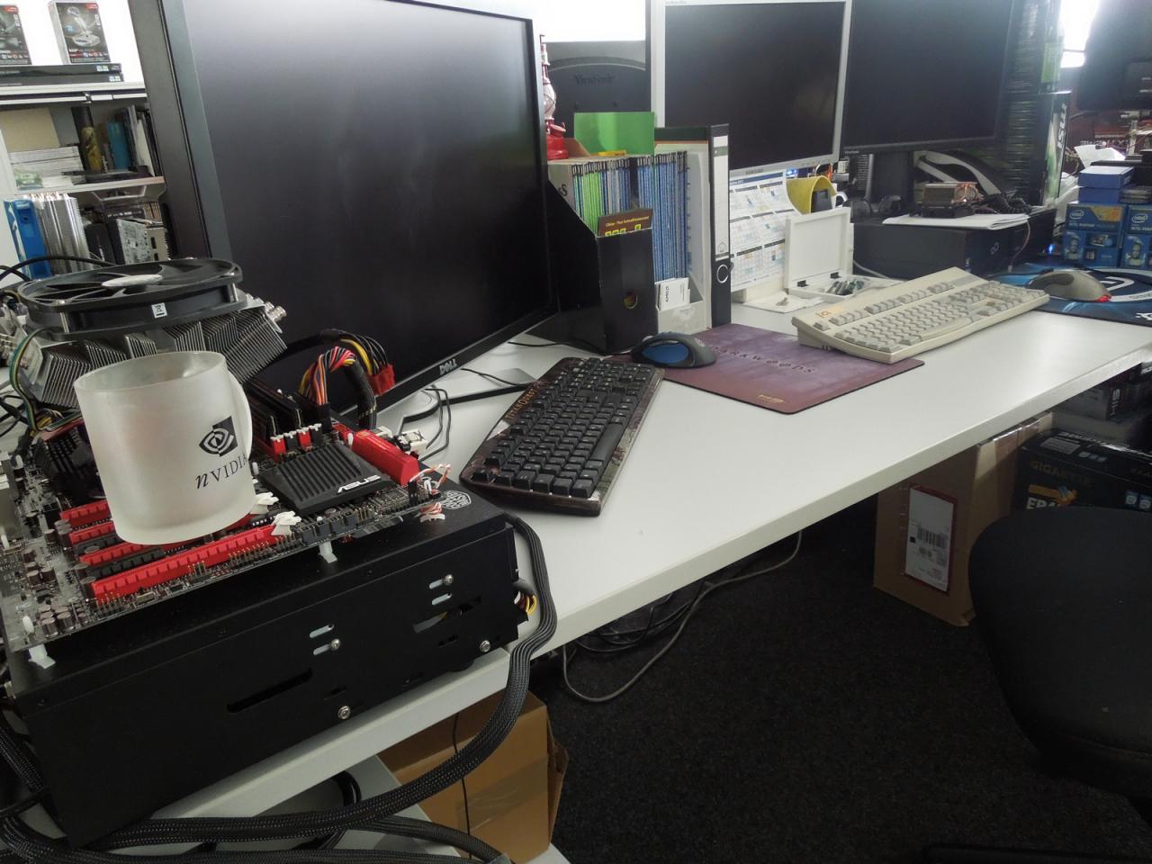 [18/10/2013] Es mag vielleicht so aussehen als hätte unser Dr. Spille vor seiner Reise nach Kanada in Vötterscher Manier mit seiner Kaffeetasse auf dem Testsystem schon einmal andeuten wollen, dass die Reise zum Nvidia Editor's Day geht. Doch zur Rettung unseres schon seit einigen Wochen ständig massiv Flugmeilen sammelnden Carstens müssen wir zugeben, dass er das Opfer unserer Inszenierungen für die Bilder der Woche geworden ist.