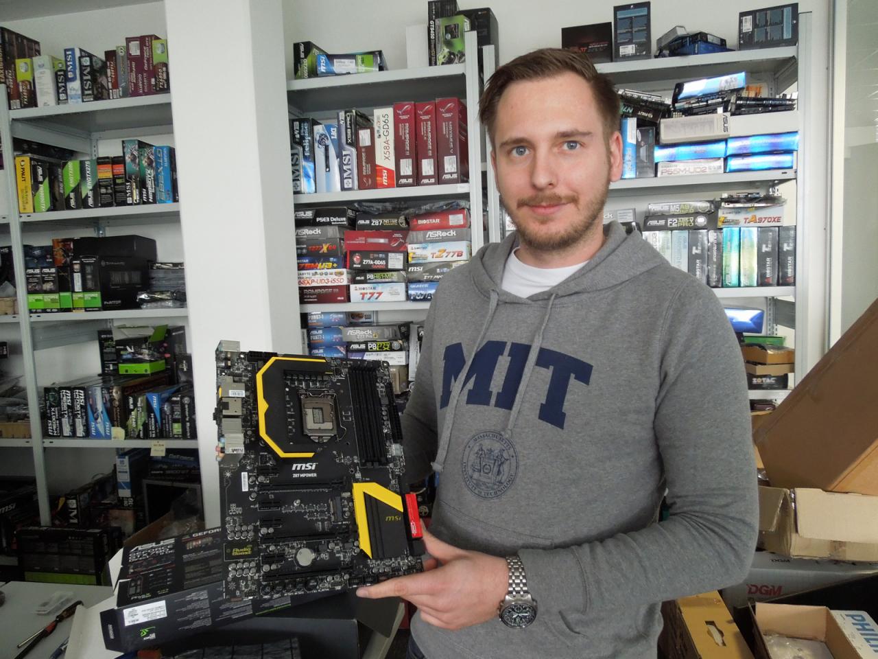 [18/10/2013] Mit dieser Hautplatine im BVB-09-Design buhlt unser Neuzugang Tom um die Gunst des Spieleonkels. Herr Stöwer ist als Exil-Ruhrpottler nicht nur ein glühender Fan der Borussen und ihres Trainers 
