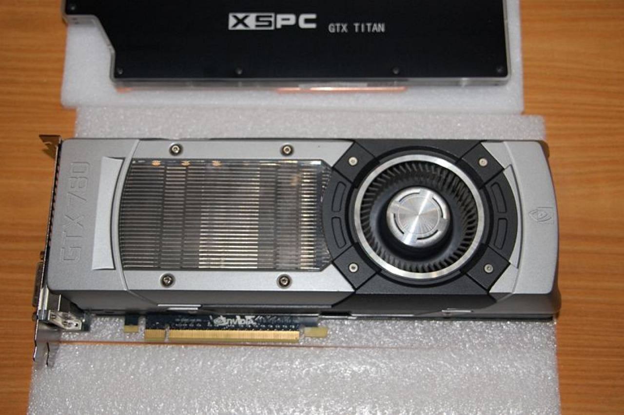 [11/10/2013] Update vom 13.10.: Titan schwitzt am Feuer, Asus Ares im Aktenkoffer, überlange Karten und mehr (40)