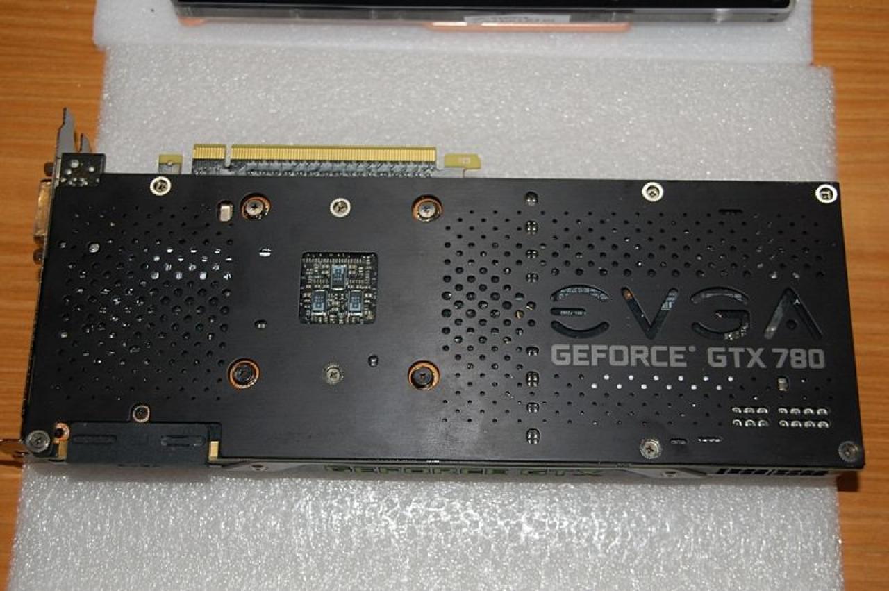 [11/10/2013] Update vom 13.10.: Titan schwitzt am Feuer, Asus Ares im Aktenkoffer, überlange Karten und mehr (41)