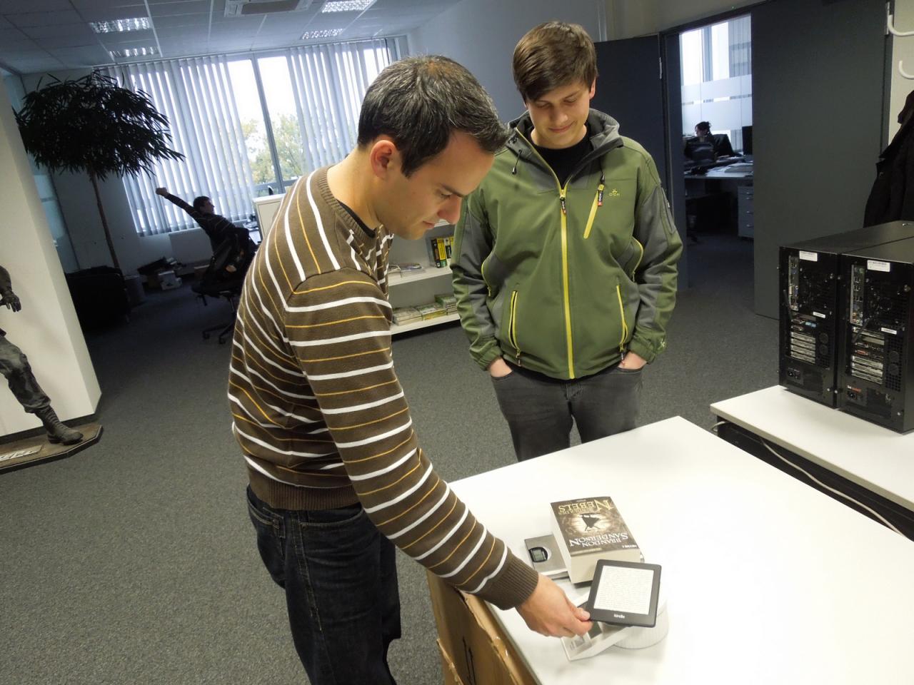 [11/10/2013] Literatur ist bekanntermaßen schwere Kost, vor allem in Form eines dicken Buches. Das weiß unser Dr. Waadt, der schon lange auf das digitale Lesen schwört. und unserem Prakti Mark einen leichten E-Reader empfehlen will. Und handfeste Argumente in Form eines Gewichtsvergleichs hat Daniel auch ad hoc auf Lager.