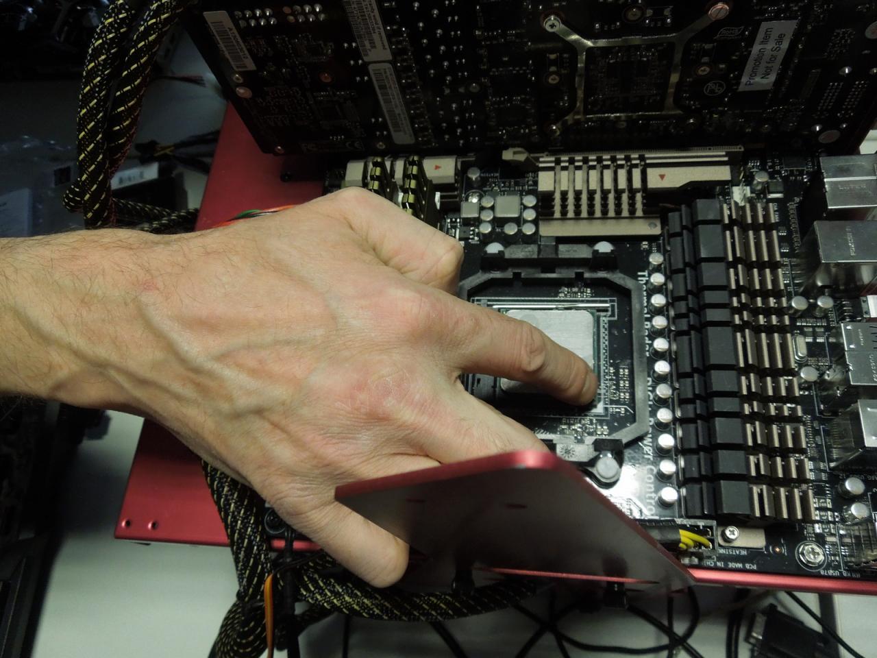 [11/10/2013] Natürlich kann man Wärmeleitpaste auch ganz bequem mit Tools wie kleinen Spateln, Pappe oder ausgedienten Kreditkarten verstreichen. Der Herr, dessen Hand Sie in diesem Bild sehen, vertraut allerdings auf die Schmierfähigkeit seines Zeigefingers und die Kraft von Wasser und Seife. Wem könnte diese Hand wohl gehören? Raten Sie mit per Kommentarfunktion. :)