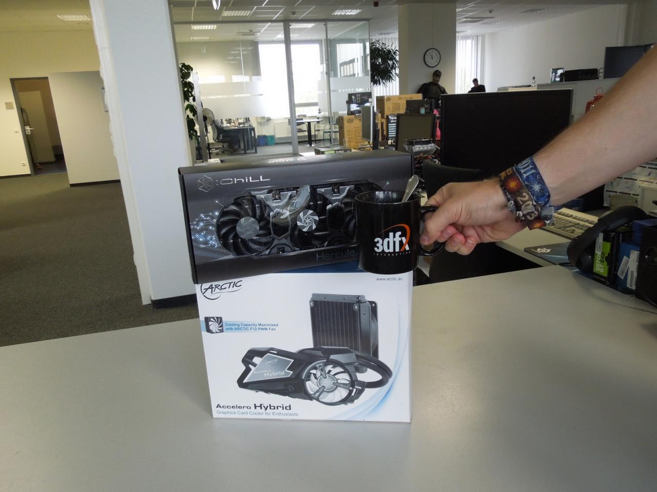 [11/10/2013] Raff hat ein neues Testmuster bekommen: eine 3dfx-Tasse! Kokolores, Caseking hat uns den 