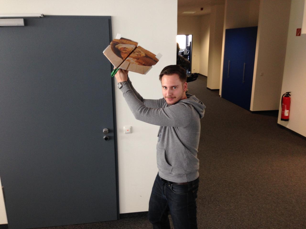 [11/10/2013] 13.10.2013: Unser Neuer, Tom, ist schon ein cleveres Kerlchen. Er hat nicht nur eine perfekte Lösung gefunden, wie man Pizzakartons noch sinnvoll einsetzen kann. Er hat auch gleich gemerkt, dass das Produkt seines Recycling-Experiments perfekt in der Bilder-der-Woche-Reihe passt, die immer wieder auf's Neue zeigt, dass PCGH-Redakteure bei der Arbeit auch viel Spaß haben.