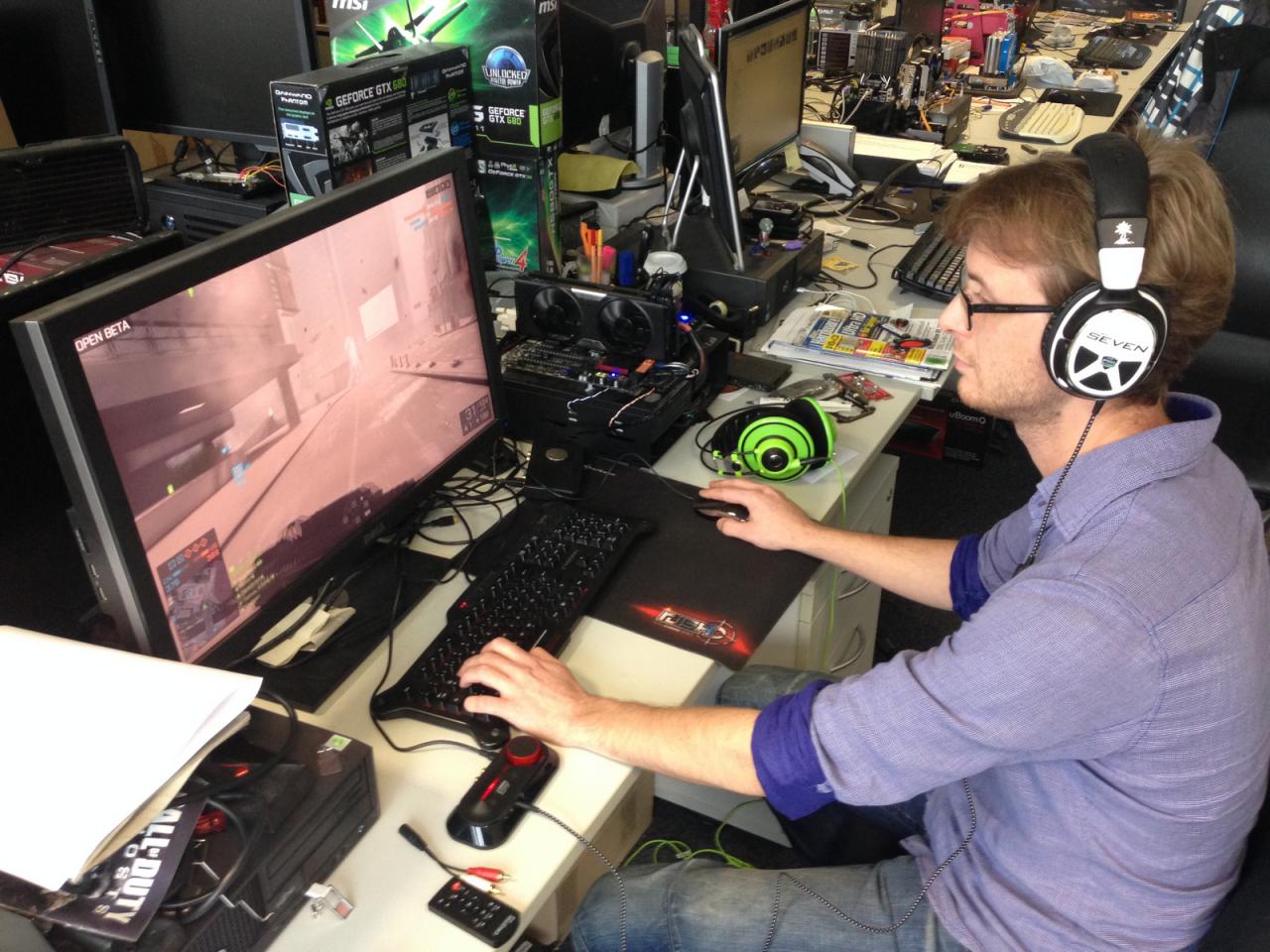 [11/10/2013] Battlefield-4-Beta-Bench, die Zweite: Nicht dass hier der Eindruck entsteht unser Audio-Phil bencht mit Headset, damit er die Flüche der entnervten Kollegen nicht hören muss. Herr Reuter ist wie alle PC-Redakteure Meister im Multitasking und nutzt die Beta-Phase des Mehrspieler-Shooters gleichzeitig, um die Qualität der Soundblaster-Omni-Surround-Soundkarte (extern) für einen Online-Test zu überprüfen.