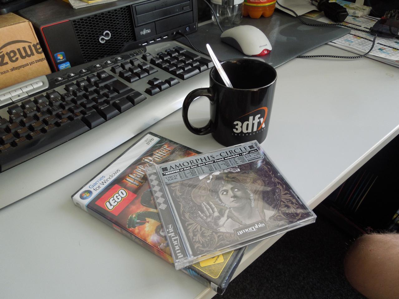 [25/10/2013] Raff hat mal wieder beim wohl größten Online-Versandhändler eingekauft. Während wir durchaus verstehen können, dass er als Fan der härteren Gitarrenmusik eine Kompilation der finnischen Metal-Band Amorphis erworben hat verwirrt uns sein zweiter Kauf schon etwas. Okay, Lego Harry Potter ist ja ganz witzig, aber kann es sein, dass er sich dadurch an seine Kindheit erinnert fühlt, in der er immer so schön mit Lego gespielt hat?