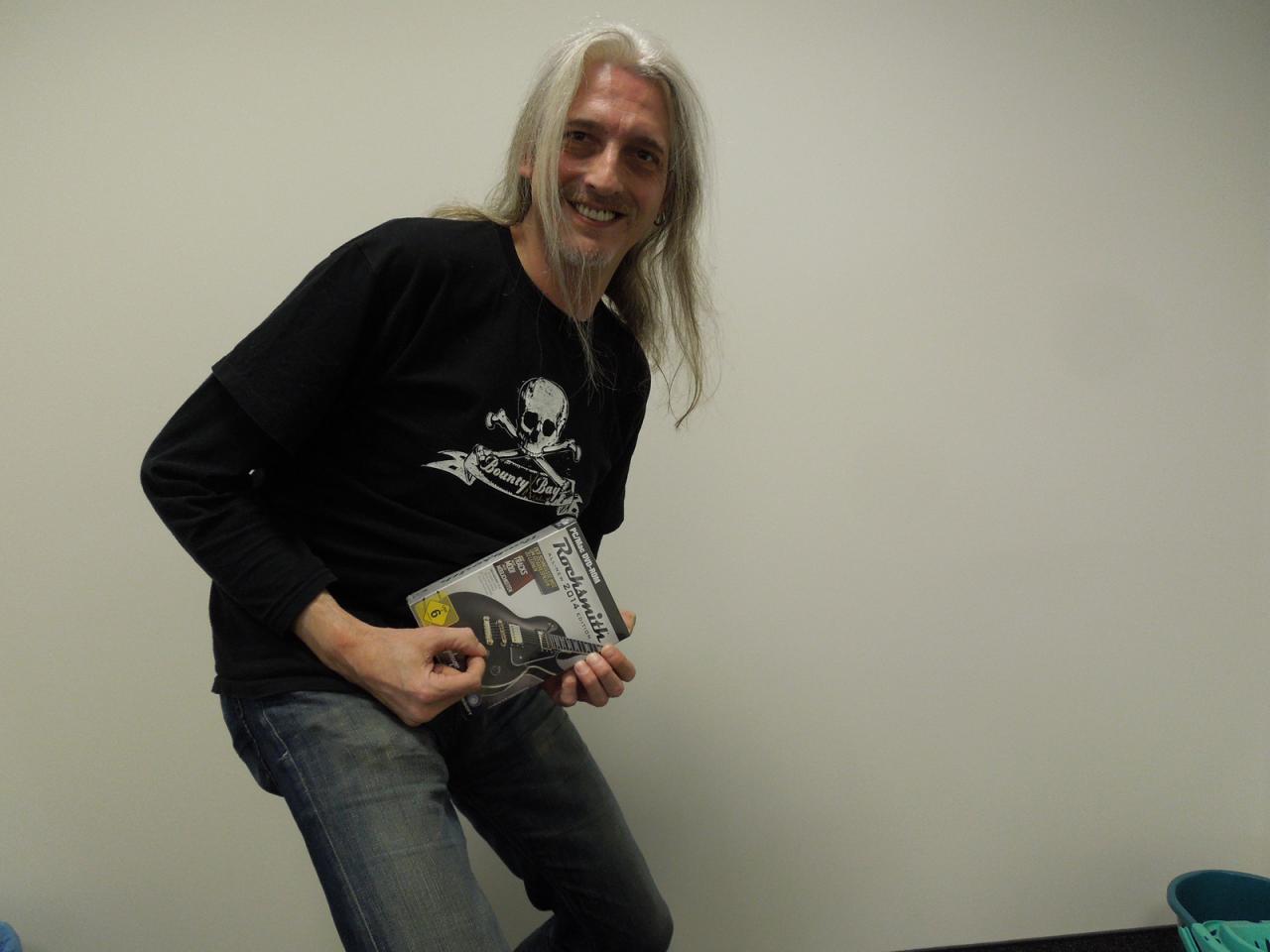 [25/10/2013] Posen und feiern wie ein Rockstar kann unser Spieleonkel schon lange und auch Outfit und Frisur sind Motto-gerecht. Was Herr Stöwer allerdings noch nicht kann ist Klampfen, aber das wird jetzt nachgeholt. Hat die letzte Rocksmith-Edition trotz guter Vorsätze beim leicht ergrauten Rocker noch Staub angesetzt, wird mit Rocksmith 2014 alles anders. Jetzt wird geübt bis die Seiten reißen - oder sich die Nachbarn beschweren. :)