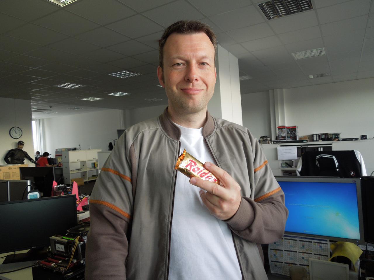 [30/10/2013] 3.11.2013: Carsten will hier zeigen, dass das ganze Gelaber um den Streit der Twix-Brüder eine reine Propaganda-Lüge ist. Ob nun Raider oder Twix, alles ist besser als nix. Und da sich Herr Spille bei Raider noch an die gute alte Jugend in der Hansestadt Hamburg erinnert, hat er sich mal wieder dieses Leckerli gegönnt. Und ein Schelm ist der, der denkt, dass er sich dabei von der Werbung hätte beeinflussen lassen.