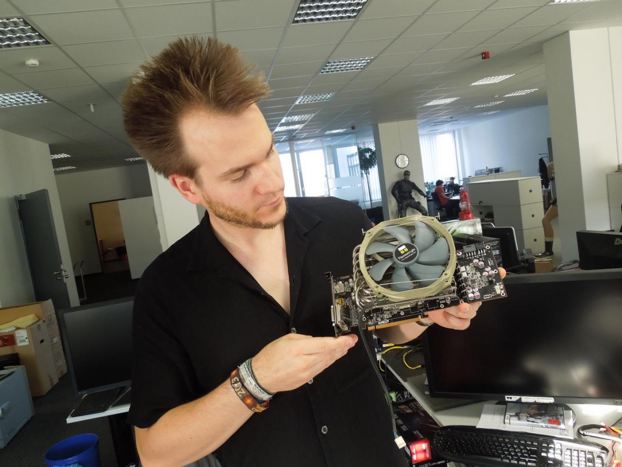 [30/10/2013] Wie man hier sieht, ist Raff nicht nur ein Grafik-Gigant, sondern auch noch ein Konstruktions-König. Zumindest muss er sich nicht dafür schämen, den Thermalright Shaman falsch auf die R9 290X geschraubt zu haben (man beachte den auf ähnlicher Lautung basierenden Wortwitz). Ganz im Gegenteil zeigt sein Gesicht, dass er mit seinem Werk sichtlich zufrieden ist.