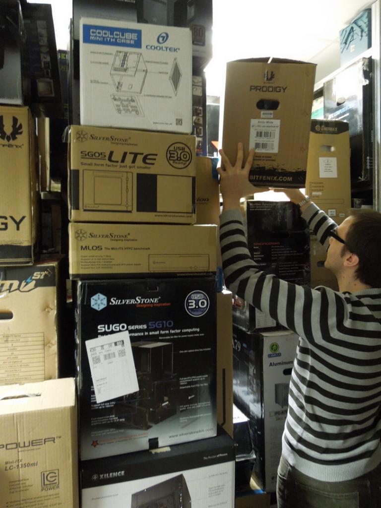 [30/10/2013] Manche nennen es Aufräumen, wir sprechen von Gehäuse-Tetris, denn unser Dominik hat vom Spieleonkel den Auftrag bekommen, die getesteten Gehäuse im Lager so effektiv zu stapeln, dass keine Lücke bleibt - halt wie bei dem Kultspiel der frühen Neunziger. Und Herr Neugebauer scheint ein Profi zu sein, denn wie sie selbst sehen, hat er auch für den letzten Stein, respektive das letzte Gehäuse einen adäquaten Platz gefunden.