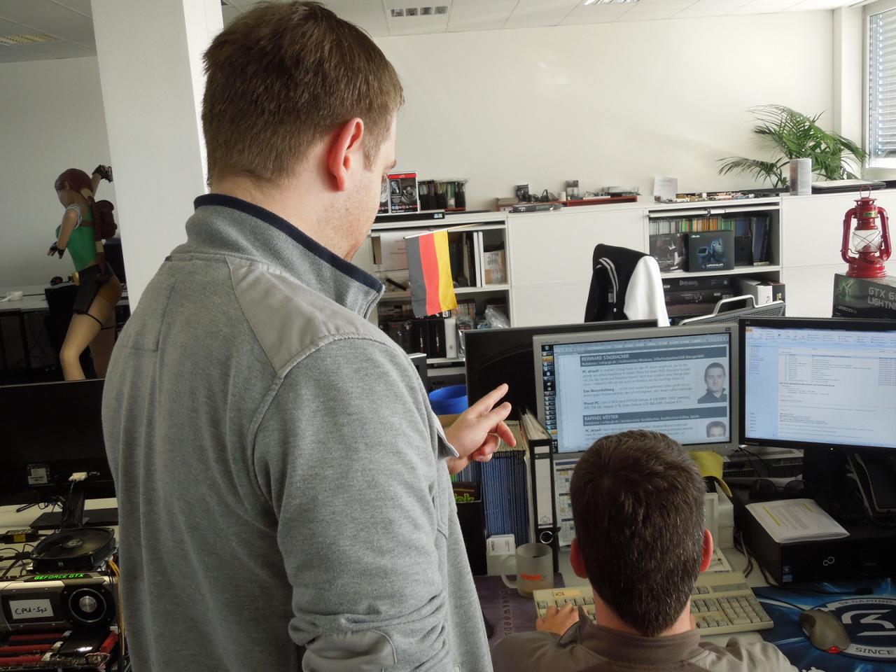 [30/10/2013] Wenn das mal keine Teamarbeit ist. Steinhart, der eigentlich noch Urlaub hat, ist extra bei uns vorbeigekommen, um Carsten den Text für seinen Teamseiten-Eintrag zu diktieren. So etwas macht Herr Spille sonst nie, normalerweise hat er Mühe, das bisschen Text von seinen Kollegen einzutreiben. Wir wissen allerdings auch nicht, welche Offerten seitens des Cool Man dafür gesorgt haben, dass Carsten brav seinen Anweisungen folgt.