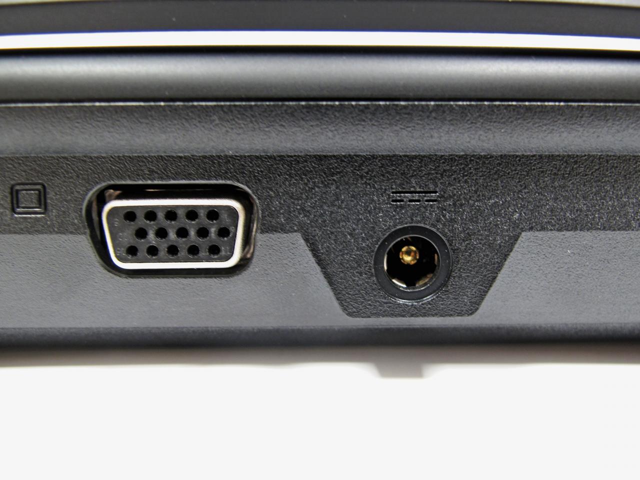 [06/11/2013] Das Gigabyte P27K bietet neben einem HDMI- auch noch einen analogen D-Sub-Signalausgang (RGB).