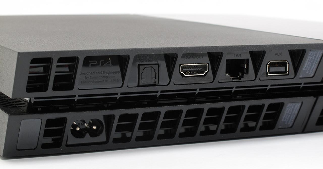 [27/11/2013] Anschlüsse: Optischer digitaler Audioausgang, HDMI, LAN, Kameraanschluss, 2 x USB 3.0 (vorne)