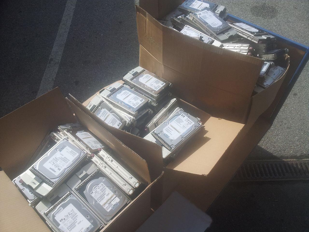 [29/11/2013] Update vom 29.11. mit Uralt-Festplatte im 5,25-Zoll-Format (1)