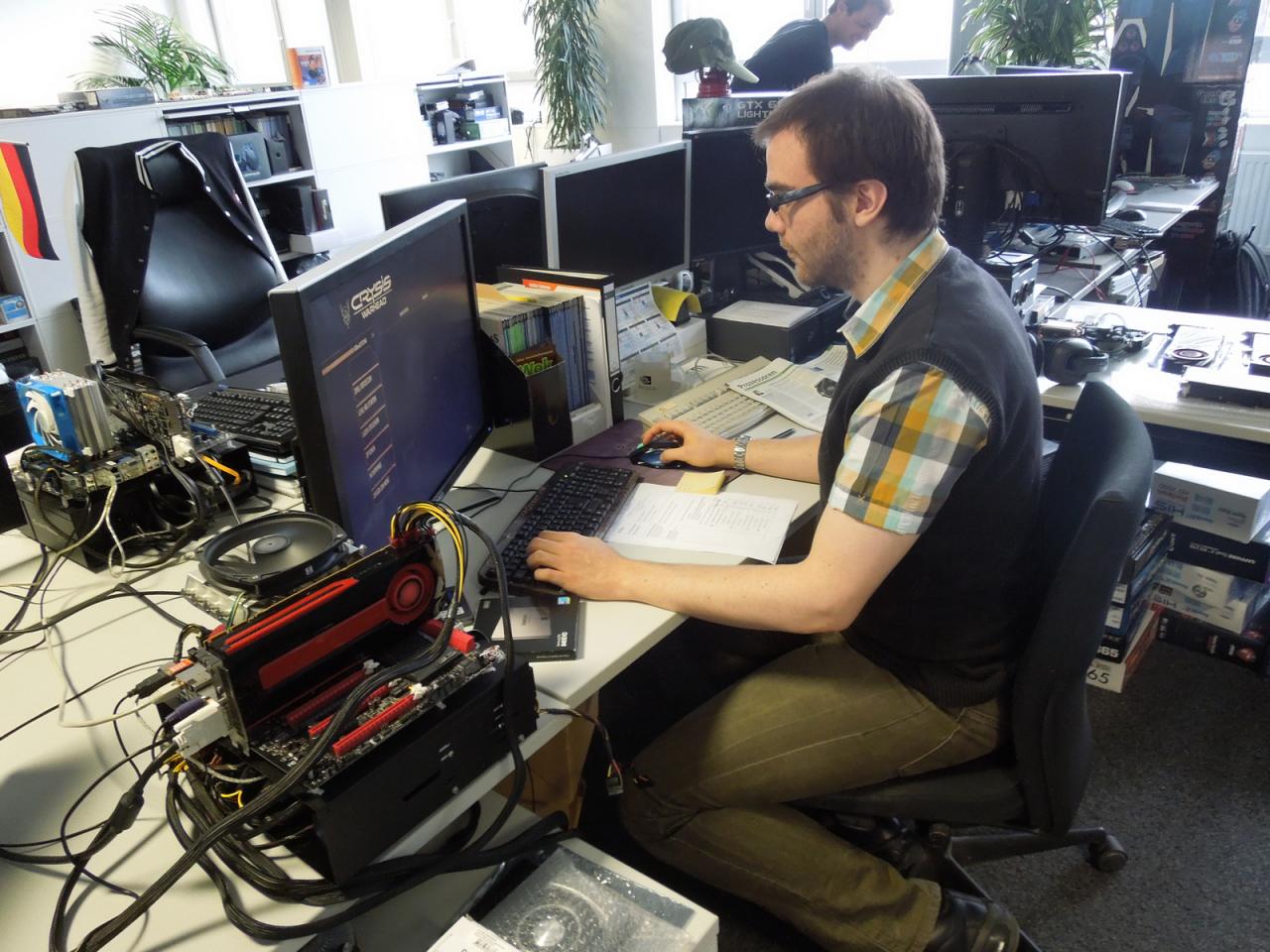 [08/11/2013] Mit diesem Bild wollen wir unseren Urlauber Carsten ein wenig nervös machen, denn der Prakti hat sich einfach des von Doc Spille stets gehegten und gepflegten Testsystems bemächtigt. Zu Dominiks Entschuldigung müssen wir allerdings erwähnen, dass dieser Entervorgang vom Orga-Marco befohlen wurde um den Kollegen beim Benchen zu unterstützen. Und er wird bestimmt auch wieder aufräumen. Nicht wahr, Dominik? ;-)