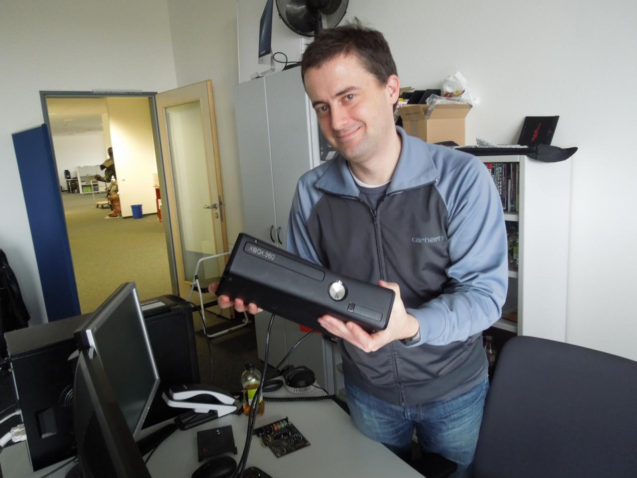[08/11/2013] Jetzt ist es raus, wir haben unseren Meister beim Fremdgehen ertappt! Thilo, bekennender PC-Spieler und Konsolengegner, hält diese Xbox 360 nicht etwa in der Hand, um sie mit einem meisterlichen Wurf aus dem Fenster zu befördern. Cheffe hat sich das Gerät erstmalig! von unserer Videoabteilung ausgeliehen, um NHL 2014 zu spielen, das nicht für den PC erscheinen wird. Klingt diese Entschuldigung glaubwürdig?