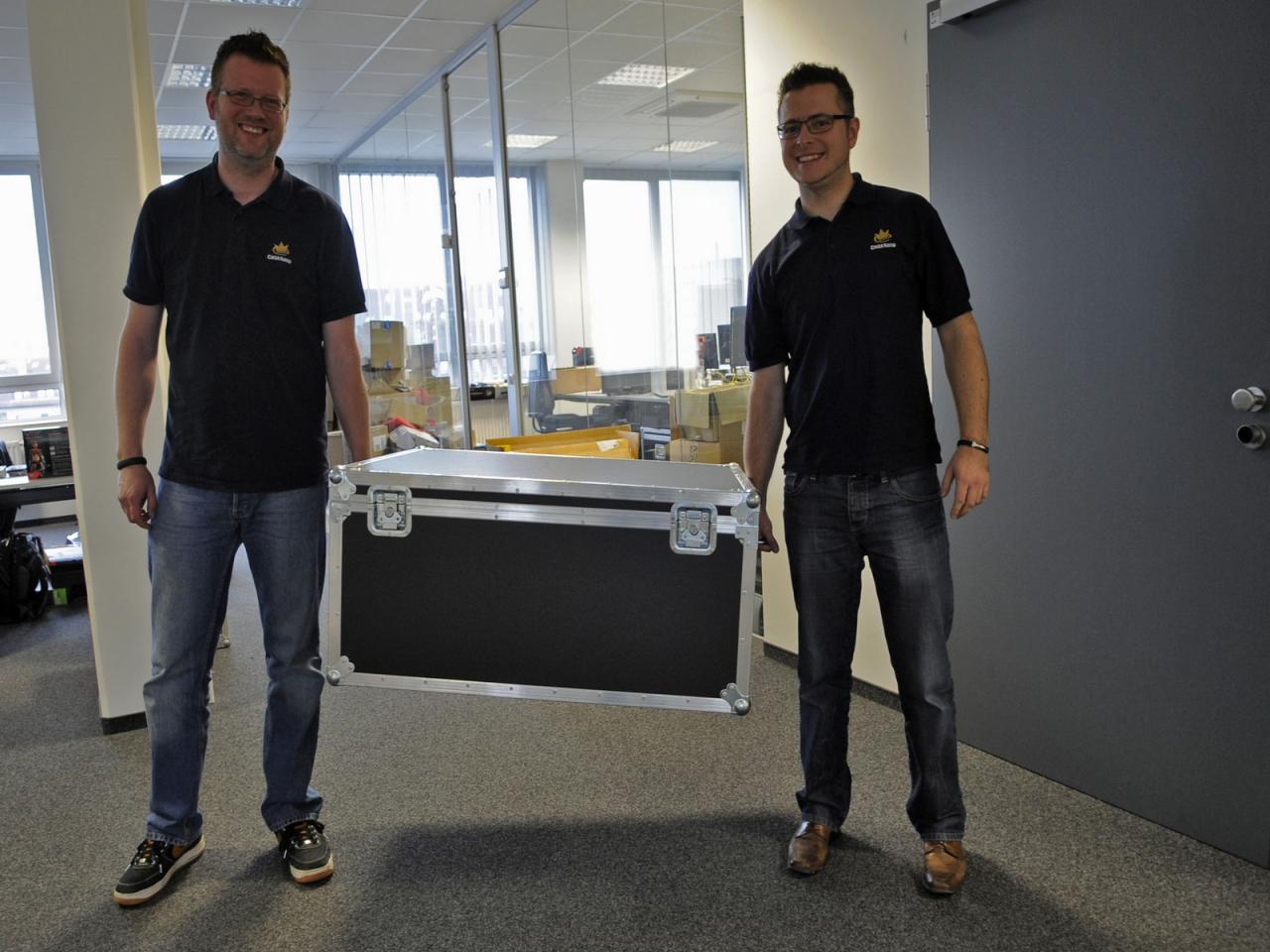 [14/11/2013] Wer trägt denn da eine riesige Kiste durch die Redaktion und was mag da wohl drin sein? Während wir die erste Frage hier beantworten dürfen, bleibt der Inhalt der Box noch bis Mitte nächster Woche geheim. Nils Klakow und Stefan Krumme von Caseking wurden nämlich noch von einem interessanten Herrn aus Nordengland begleitet, dessen Profession direkt mit dem mysteriösen Kasten zu tun hat. Wir halten Sie auf dem Laufenden!