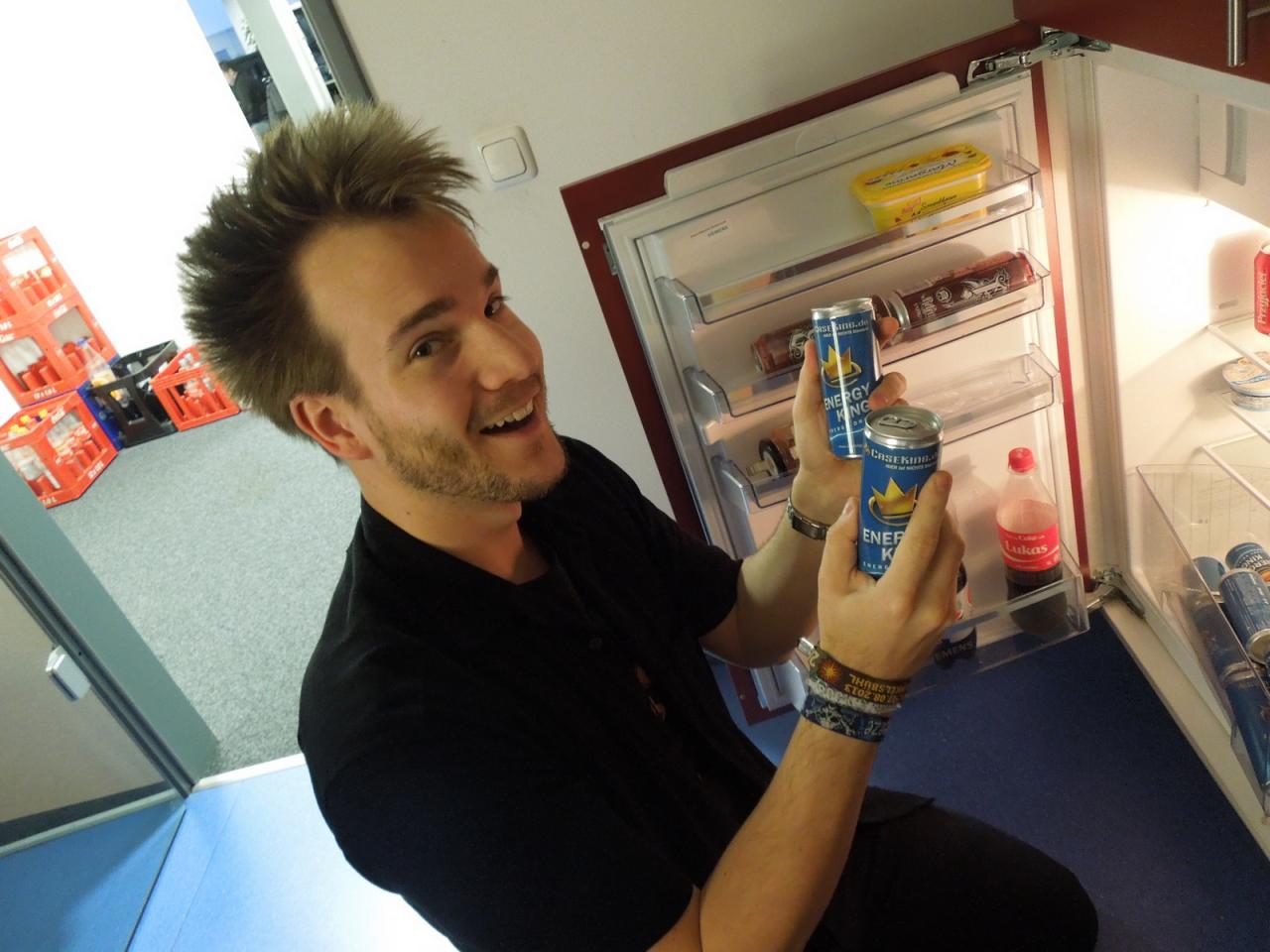 [14/11/2013] Grafik-Guru Raff im Glück: Dass er koffeinabhängig ist, daraus macht Raff ja schon lange keinen Hehl. Ganz im Gegenteil hält er die Tasse, mit der er den aus Bohnen gepressten Trank kredenzt, ja oft genug in die Kamera. Wenn dann aber der Caseking-Besuch eine ganze Palette Energy-Drinks da lässt, ist Herr Vötter ganz verzückt und kümmert sich höchst persönlich um das Einlagern der Dosen in den Kühlschrank.