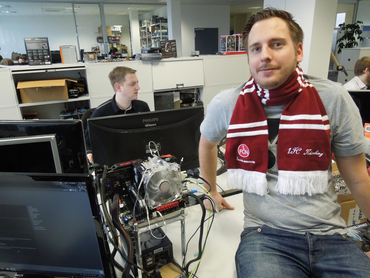 [22/11/2013] Wenn unser Neuer auch mehrere Jahre bei den Kollegen von der Gamestar in München gearbeitet hat, ist er doch, was die Wahl des Lieblingsvereins betrifft, dem Club und damit seiner (neuen) Heimat treu geblieben. Darüber freut sich der Spieleonkel ganz besonders, denn als bekennender Borussia-Fan kann er mit einem Clubberer im Team sehr gut leben. Wäre Herr Loske ein Bayern-Fan, ginge das nämlich nicht wirklich :)