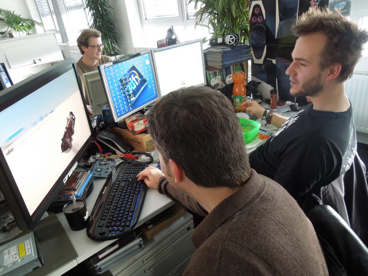 [28/11/2013] Na was macht denn Herr Doktor Spille am Arbeitsplatz unseres Grafik-Gurus Raff? Wenn er normalerweise auf die andere Seite des die beiden Büroplätze trennenden Tisches kommt hört man die Experten meist über SGSSAA, OGSSAA und Co. schwafeln Doch heute steht schnöder Spielspaß auf dem Programm. Als alter Flatout-Fan hat Raff nämlich das 