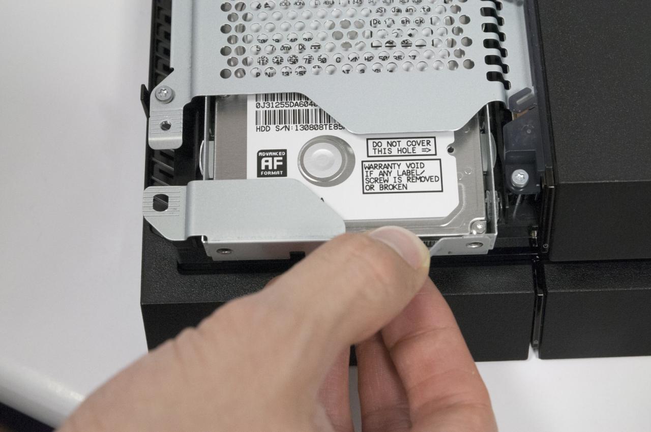 [08/11/2013] PS4: Festplatte ausbauen und tauschen (5)