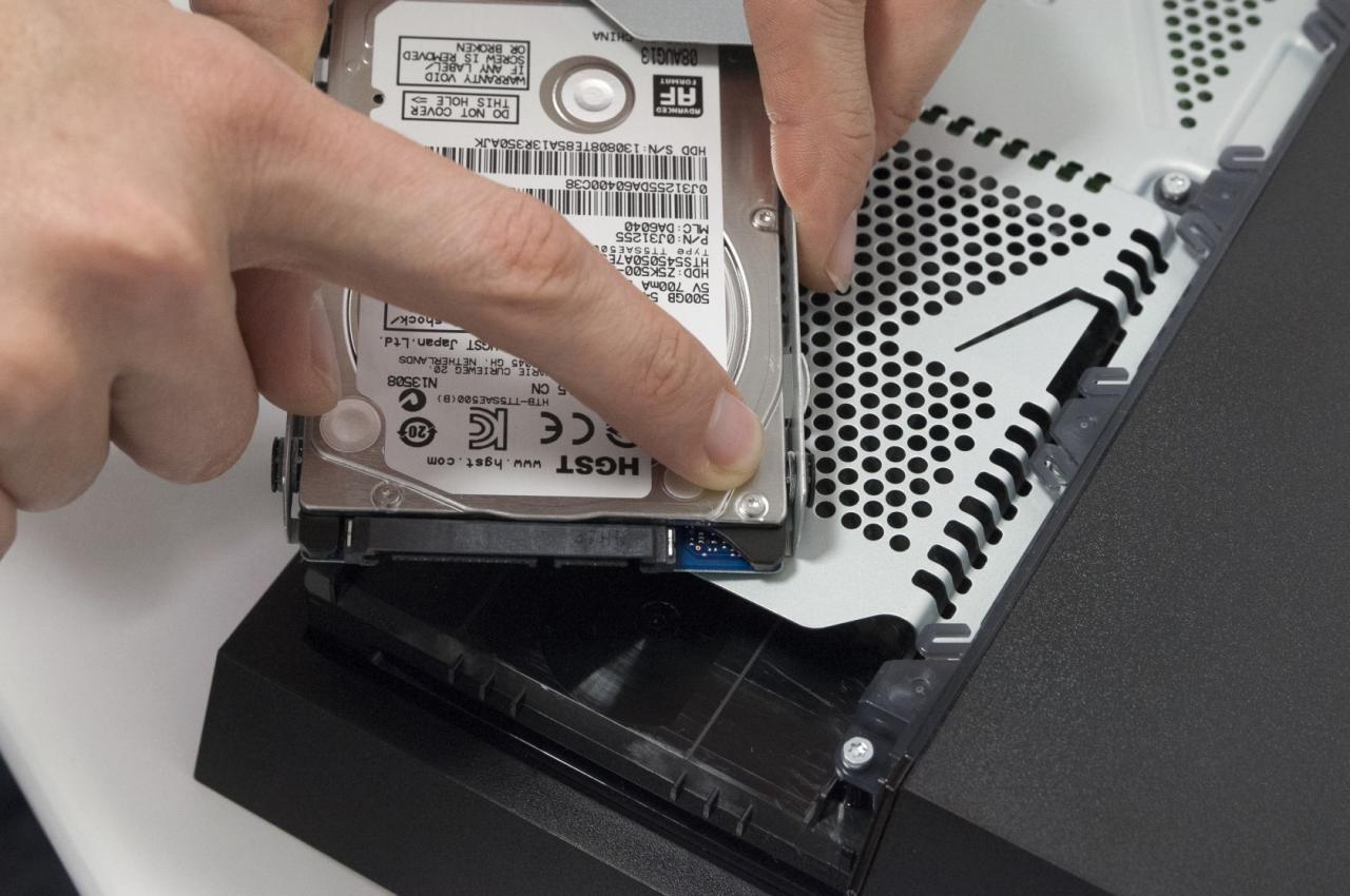 [08/11/2013] PS4: Festplatte ausbauen und tauschen (6)