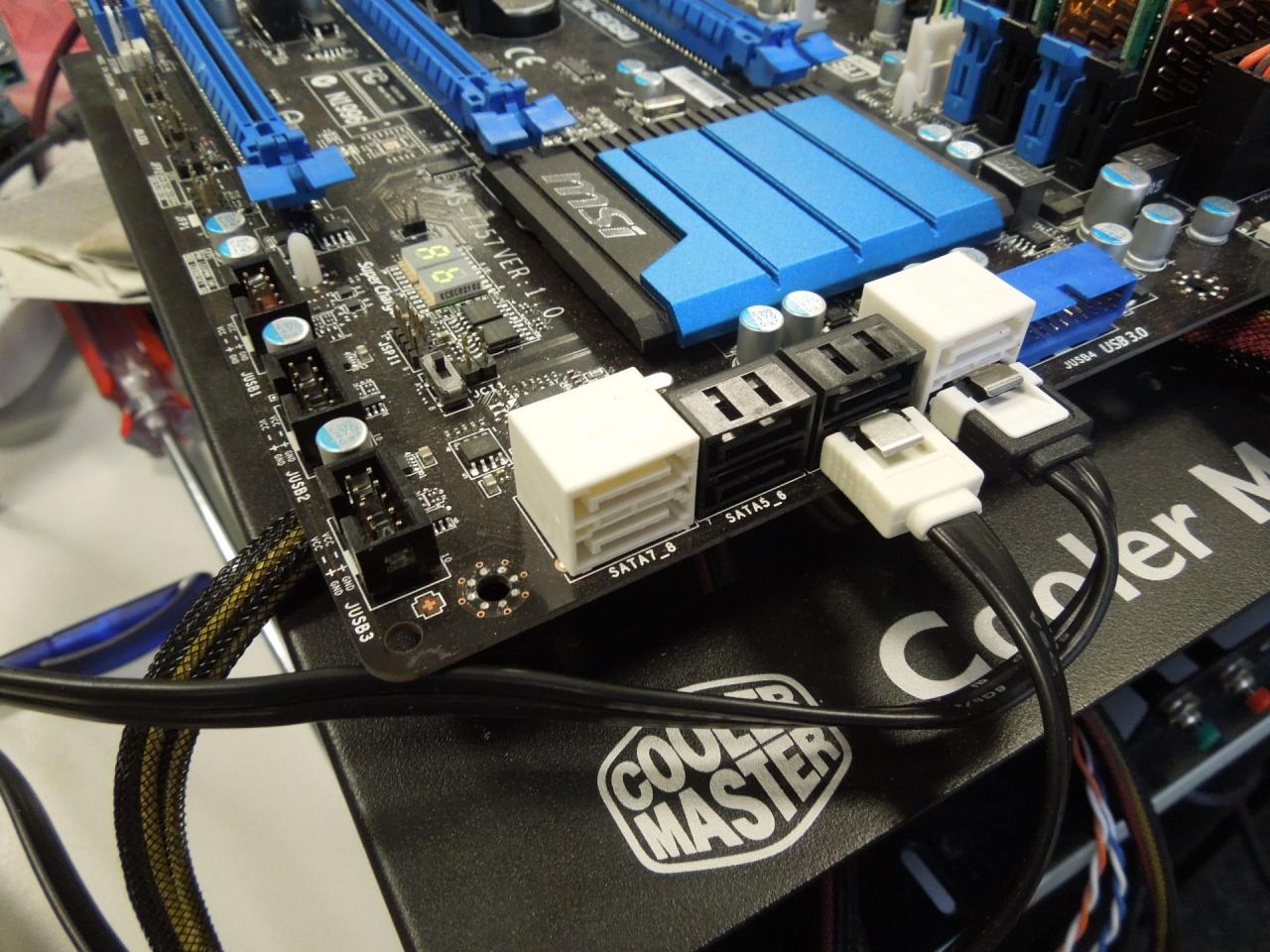 [12/11/2013] SATA-6-GBit/s-Anschlüsse werden farblich meist hervorgehoben. Hier sind es die weißen Anschlüsse.