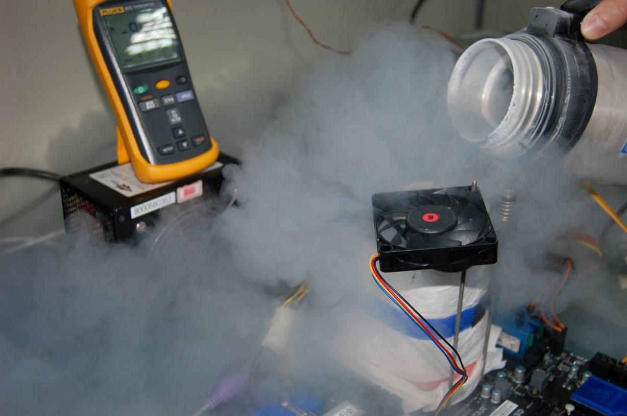 [23/12/2013] AMD Kaveri: Biostar zeigt Bilder einer OC-Session mit Flüssigstickstoff (1)