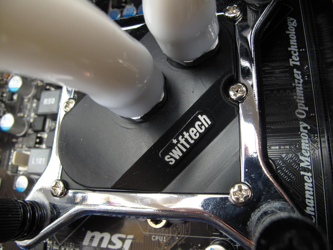 [05/12/2013] Der CPU-Kühler stammt aus dem Hause Swiftech und ist besonders in Amerika bekannt für seine gute Kühlleistung.