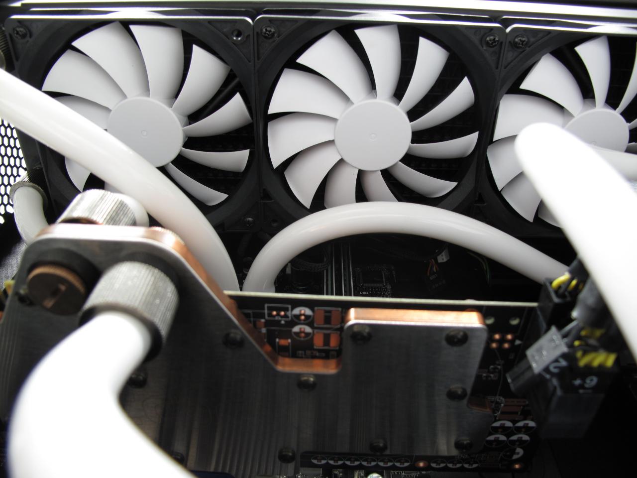 [05/12/2013] Ein 360 großer Radiator kann im Gehäusedeckel angebracht werden, sofern Sie die den modularen 5 1/4-Zoll-Laufwerksschacht herausnehmen.