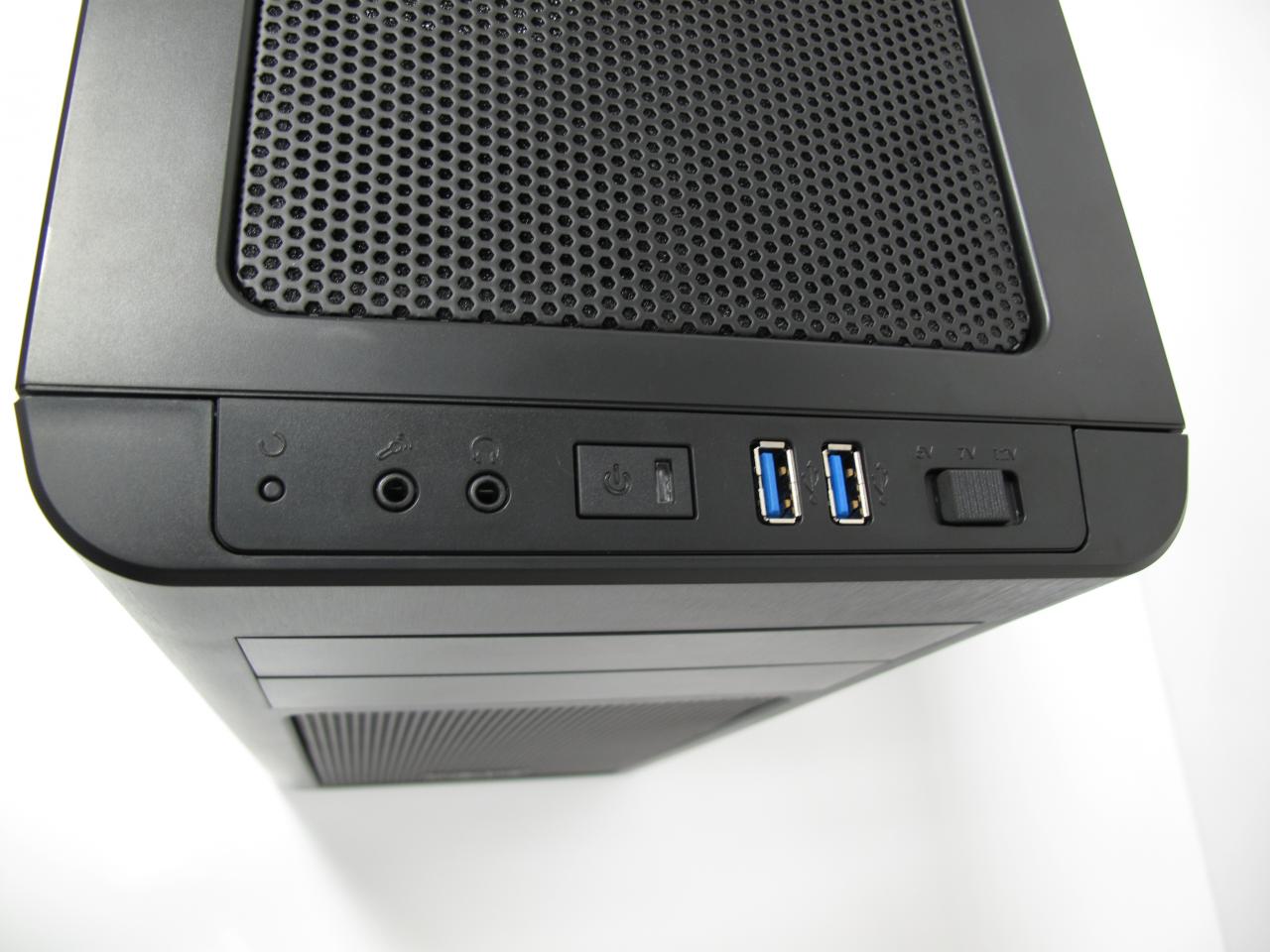 [05/12/2013] Audioausgang, Mikrofonausgang, USB 3.0 und eine Lüftersteuerung stehen am Frontpanel zur Verfügung.