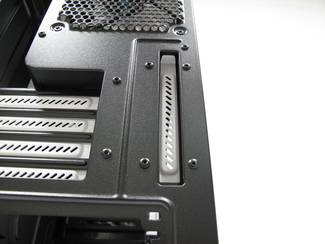 [05/12/2013] Ein extre Erweiterungsslot an der Seite ist sehr praktisch, wenn Sie zum Beispiel eine Lüfter- oder eine LED-Steuerung anschließen wollen, ohne einen PCI-Express-Slot belegen zu wollen.