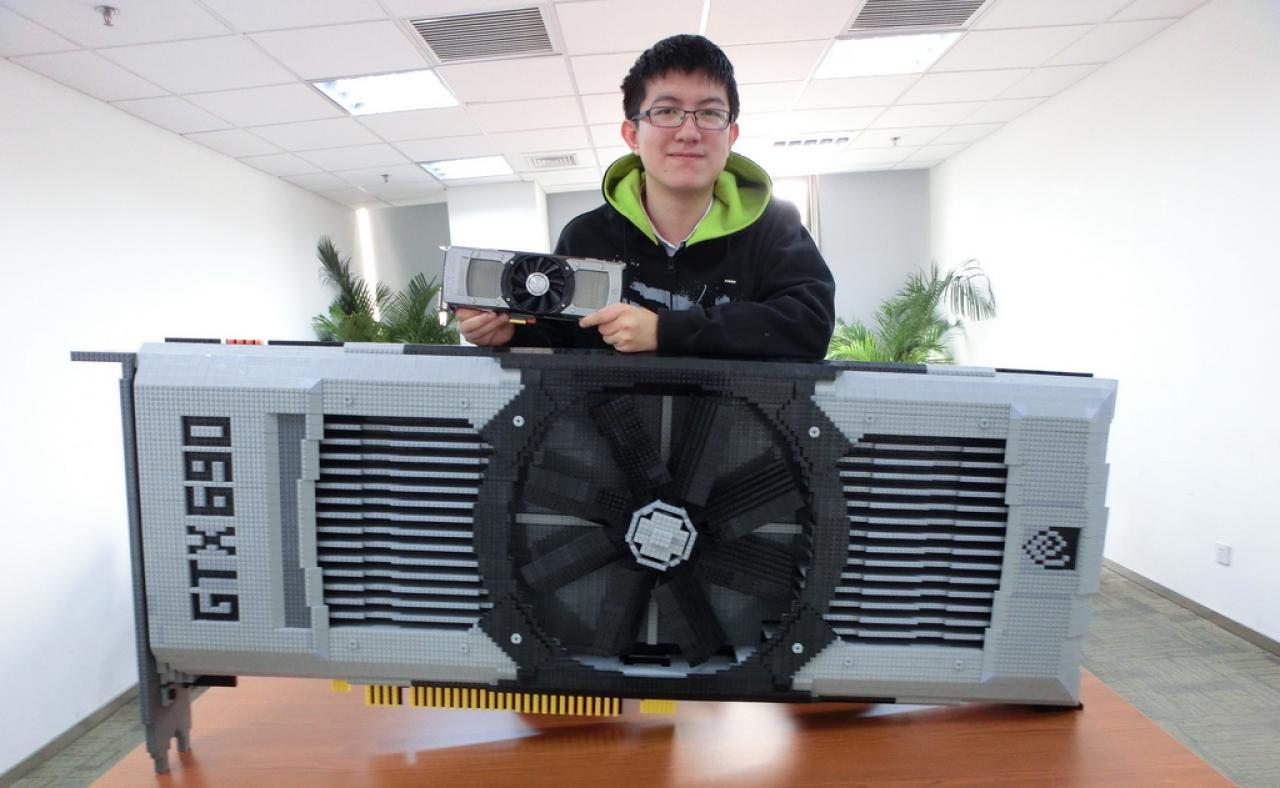 [09/12/2013] Nvidia Geforce GTX 690: 1,75 m hohes Lego-Replikat aus 11.396 Steinen gebaut (14)