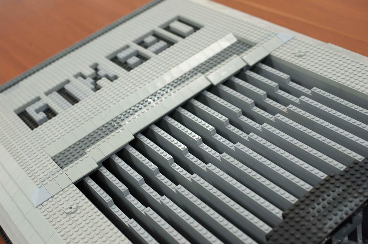 [09/12/2013] Nvidia Geforce GTX 690: 1,75 m hohes Lego-Replikat aus 11.396 Steinen gebaut (9)