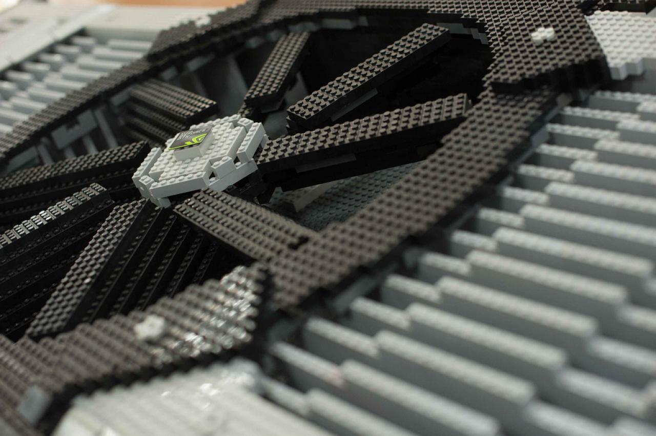 [09/12/2013] Nvidia Geforce GTX 690: 1,75 m hohes Lego-Replikat aus 11.396 Steinen gebaut (10)