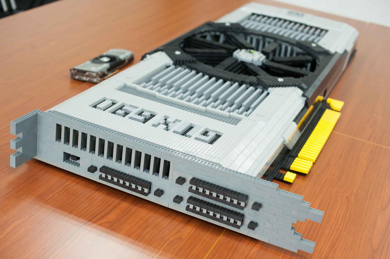 [09/12/2013] Nvidia Geforce GTX 690: 1,75 m hohes Lego-Replikat aus 11.396 Steinen gebaut (11)