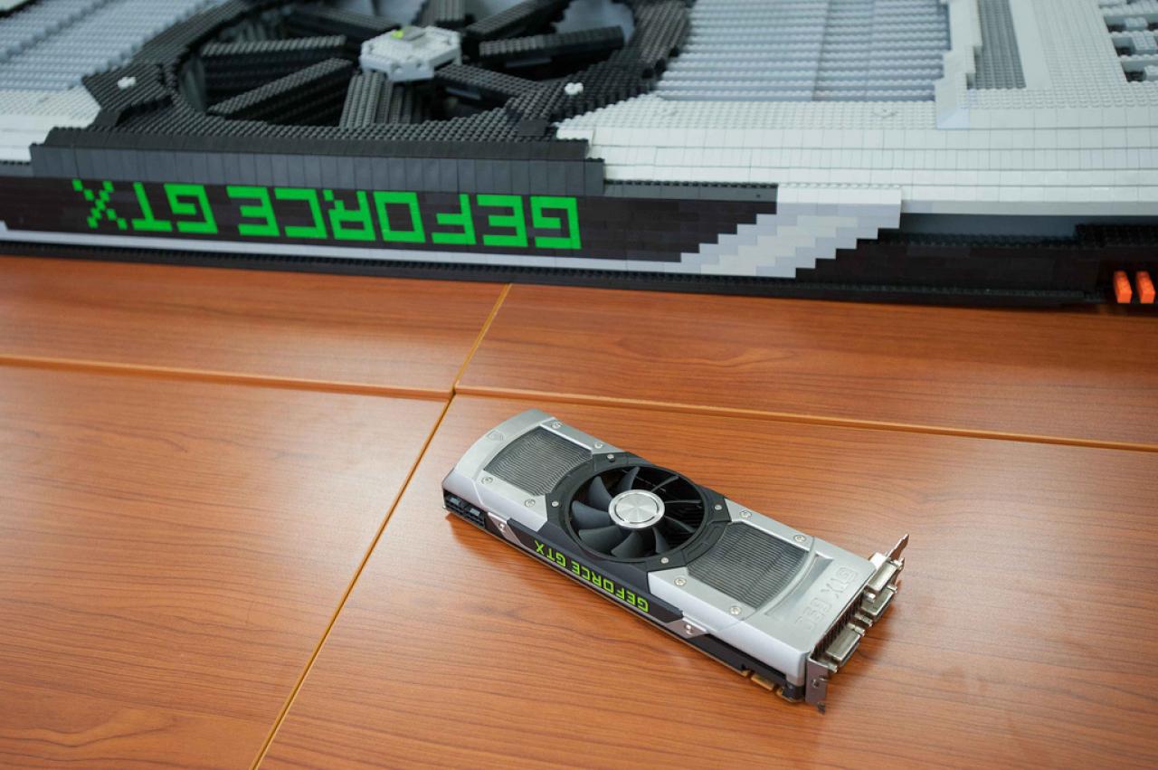 [09/12/2013] Nvidia Geforce GTX 690: 1,75 m hohes Lego-Replikat aus 11.396 Steinen gebaut (12)