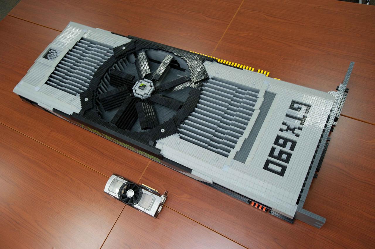 [09/12/2013] Nvidia Geforce GTX 690: 1,75 m hohes Lego-Replikat aus 11.396 Steinen gebaut (13)