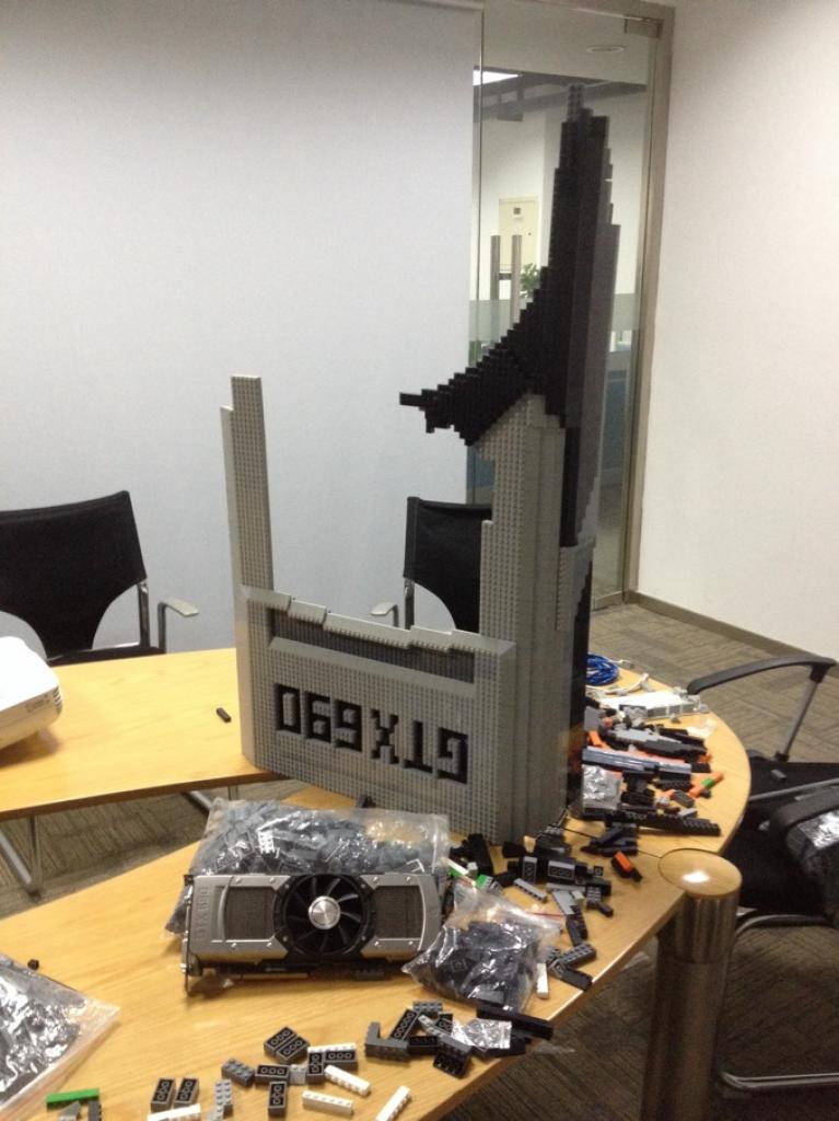 [09/12/2013] Nvidia Geforce GTX 690: 1,75 m hohes Lego-Replikat aus 11.396 Steinen gebaut (1)