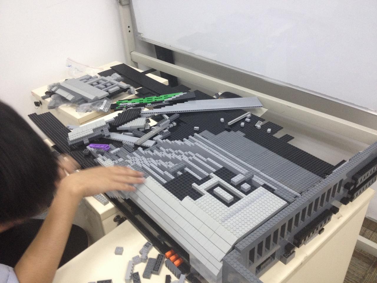 [09/12/2013] Nvidia Geforce GTX 690: 1,75 m hohes Lego-Replikat aus 11.396 Steinen gebaut (2)