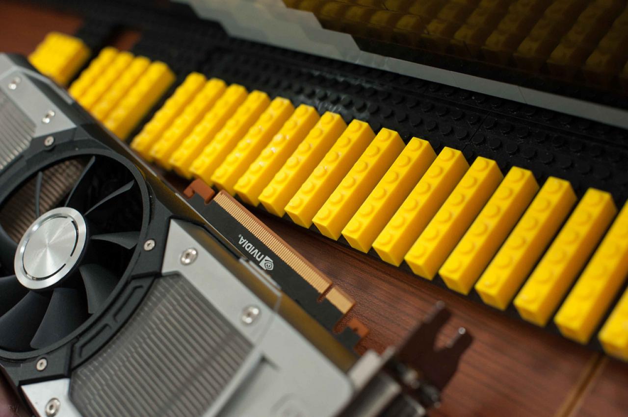 [09/12/2013] Nvidia Geforce GTX 690: 1,75 m hohes Lego-Replikat aus 11.396 Steinen gebaut (5)