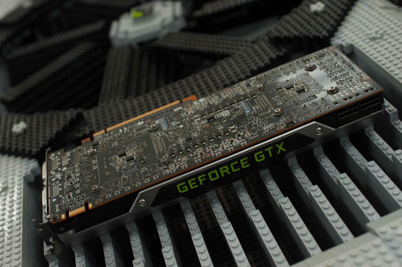 [09/12/2013] Nvidia Geforce GTX 690: 1,75 m hohes Lego-Replikat aus 11.396 Steinen gebaut (6)