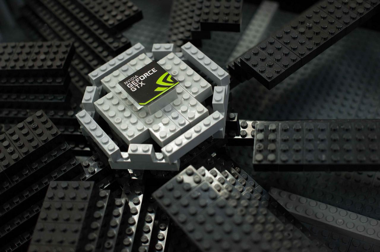 [09/12/2013] Nvidia Geforce GTX 690: 1,75 m hohes Lego-Replikat aus 11.396 Steinen gebaut (8)