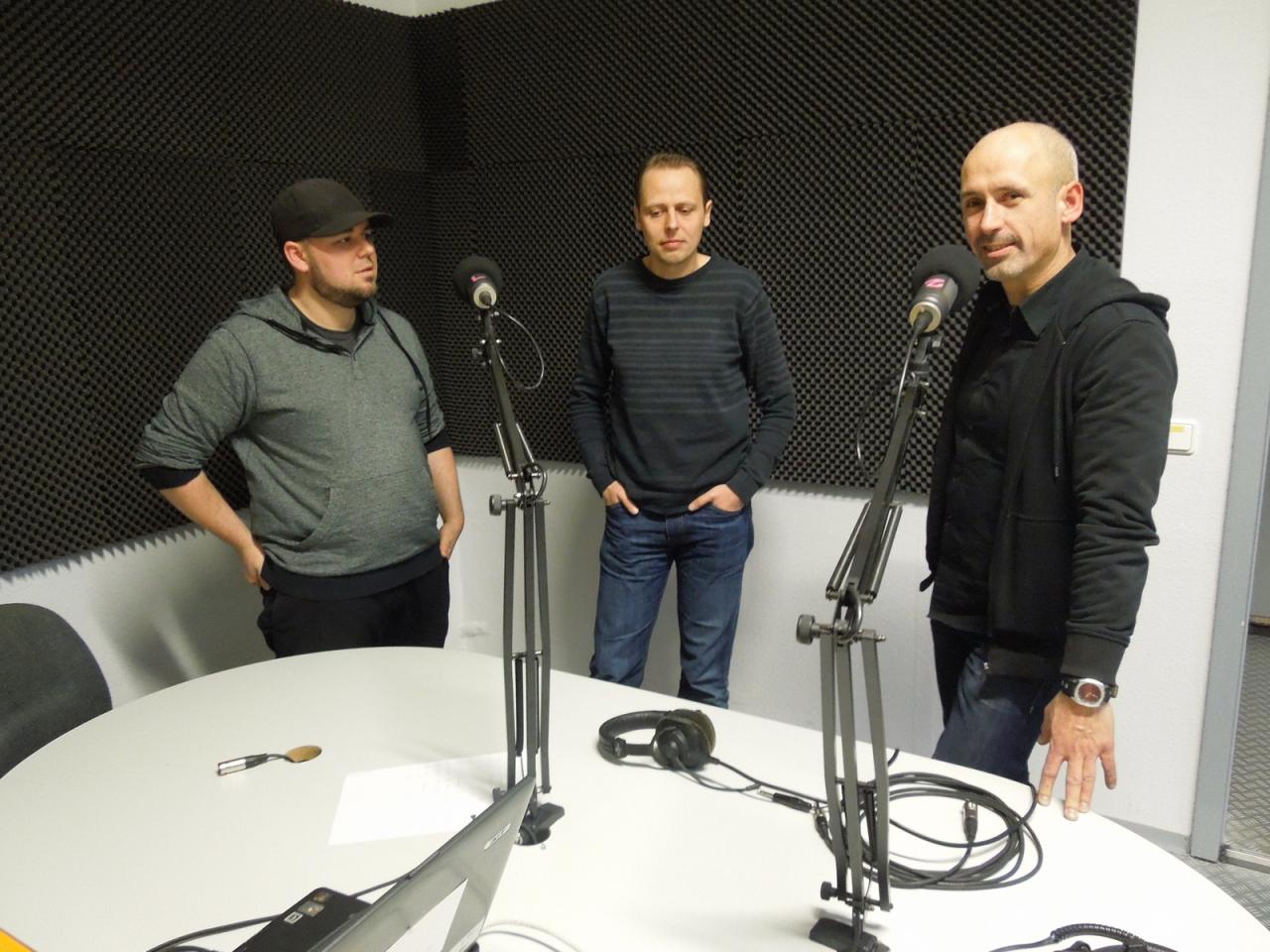 [06/12/2013] Vom Organisator zum Moderator? Hat unser Marco etwa vor, seine Orga-Tätigkeit an den Nagel zu hängen und lieber gemeinsam mit den beiden Herren im Bild einen Radiosender aufzuziehen? Zum Glück bleibt uns das Organisationstalent von Don Alberto erhalten, denn dieses Bild entstand, als er und der Spieleonkel ein Jugendzentrum im Fürth besuchten, das für seine guten, im Haus produzierten Medienbeiträge bekannt ist.