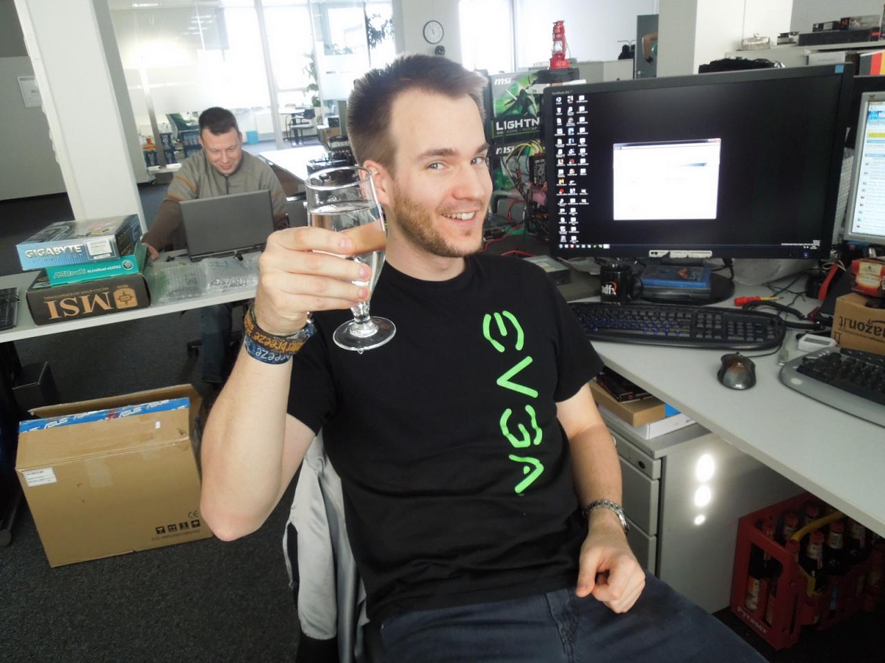 [06/12/2013] Herr Vötter und ein Glas Wasser sind zwei Dinge, die sich meistens nicht gut verstehen. Normalerweise bevorzugt der Hesse schon zumindest so etwas wie Äppler oder nen Pilsken im Trinkgefäß. Böse Zungen könnten jetzt aber auch behaupten dass der Grafik-Guru hier nur auf das alte Sprichwort 