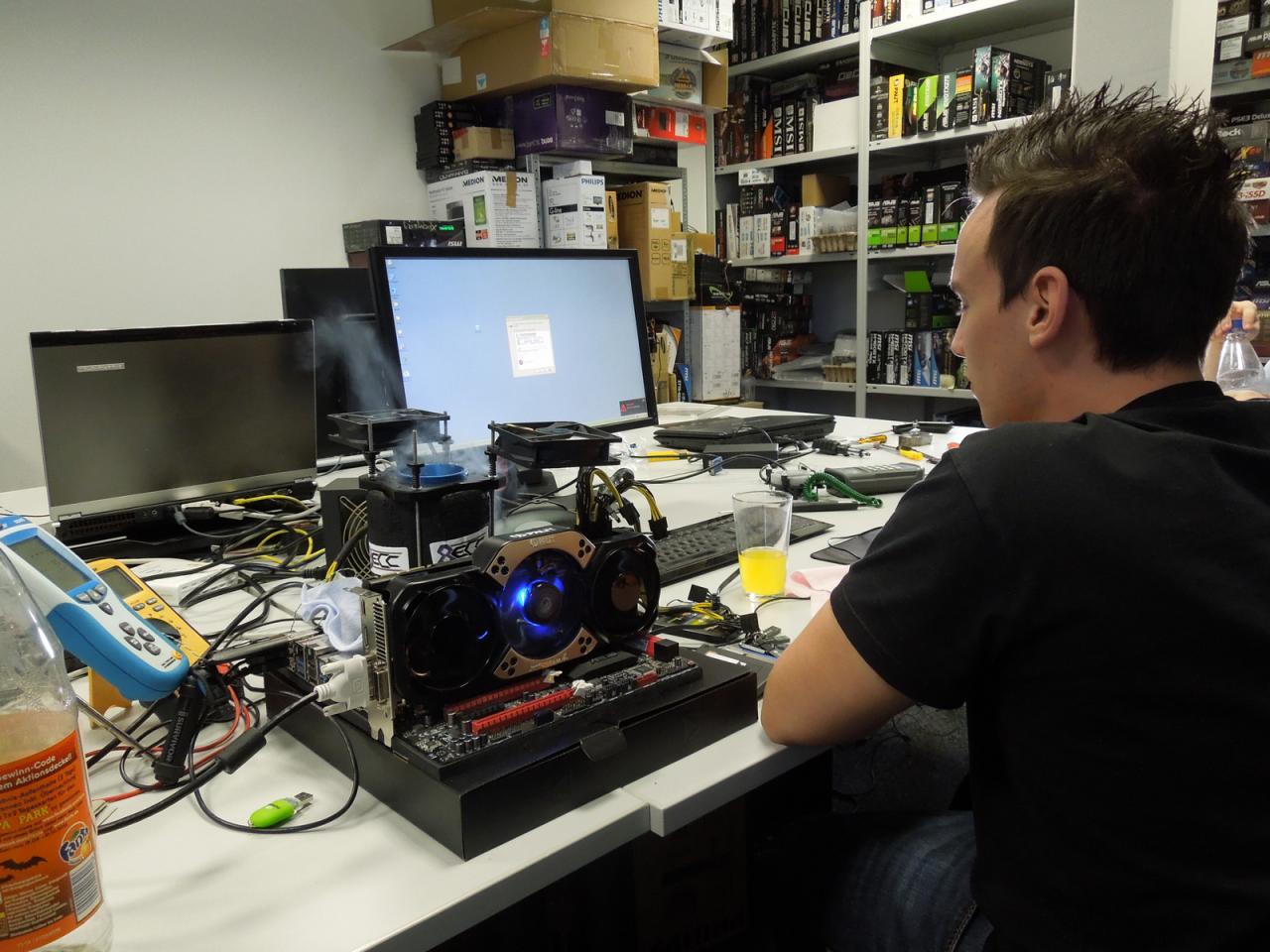 [06/12/2013] Böse Kollegen könnten konstatieren, der Spieleonkel hätte sich im Testlabor erst mal gemütlich eine gequalmt und dann seine Kippe in dem gleichzeitig auch als CPU-Kühler fungierenden Aschenbecher nicht richtig ausgedrückt. Das sind natürlich übelste Nachreden, denn hier sehen Sie gerade, wie ein Core i7 3770K per LN2 vom Forenmitglied der8auer auf über 6,5 GHz übertaktet wird. Da qualmt es halt :).