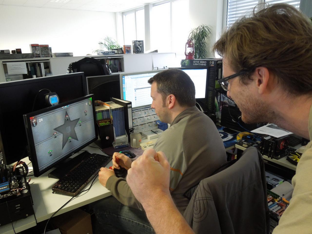 [06/12/2013] Jetzt hat der Retro-Wahn auch unseren Carsten gepackt. In Erinnerung an seine guten alten Zocker-Zeiten hat Herr Spille sich die HD-Neuauflage von Speedball 2 gegönnt, das ihm als Abiturient nächtelang den Schlaf geraubt hat. Und damit das Ganze auch stilecht ist, musste der Spieleonkel nicht nur einen Competition-Pro-Steuerknüppel aus den tiefen seines Archivs holen. Der Audio-Phil hatte auch die Ehre Skillmaster-Spille anzufeuern. 